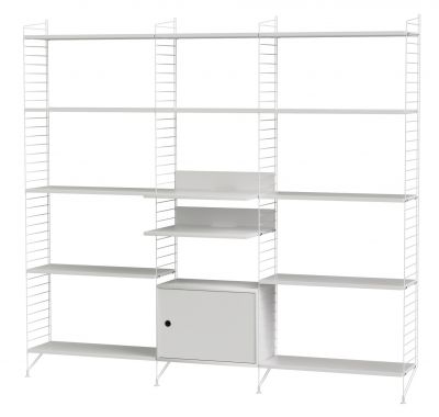 Weißes String Regalsystem mit Regalböden und Schrankelement für Wohnzimmer.